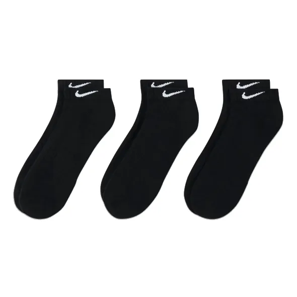 Três pares de meias Nike cano baixo pretas alinhadas lado a lado